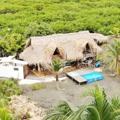 Coco y arena cabaña frente al mar