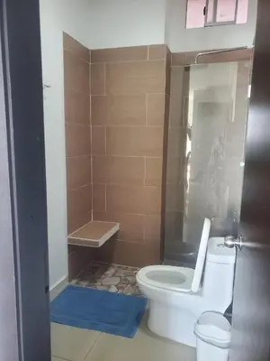 a small bathroom with a toilet and a shower at SUNSET LATITUDE, Apto frente al mar con hamaca y piscina in Puerto Colombia