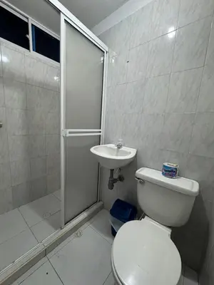 a bathroom with a shower and a toilet and a sink at Un lugar cómodo y acogedor in Barranquilla
