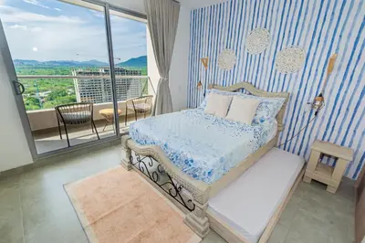 a bedroom with a bed and a balcony at Apartamento con playa y piscina a 5 minutos del aeropuerto in Santa Marta