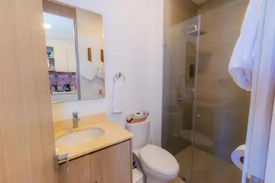 a bathroom with a toilet and a sink and a shower at Apartamento con playa y piscina a 5 minutos del aeropuerto in Santa Marta