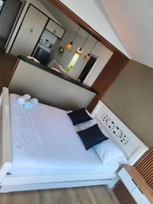 a bedroom with a white bed and a mirror at Lindo estudio con espectacular vista in Cartagena de Indias