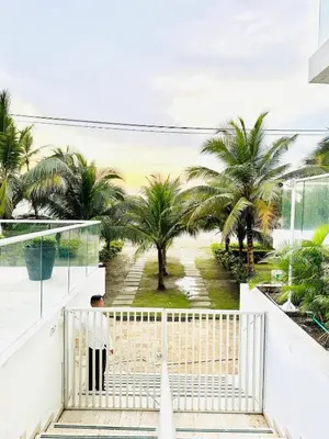 a person standing on a balcony looking out at palm trees at Apartamento en Cartagena con balcón en Morros in Cartagena de Indias