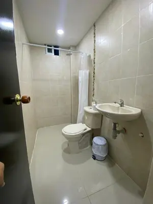 a bathroom with a toilet and a sink at Apartamento 9 pax En Cartagena in Cartagena de Indias