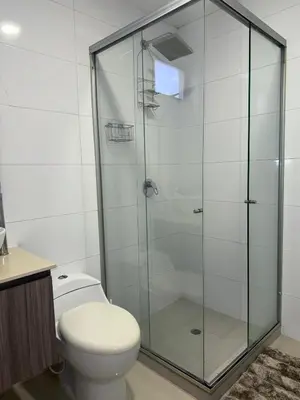 a glass shower in a bathroom with a toilet at Apartamento en la mejor zona de Barranquilla in Barranquilla