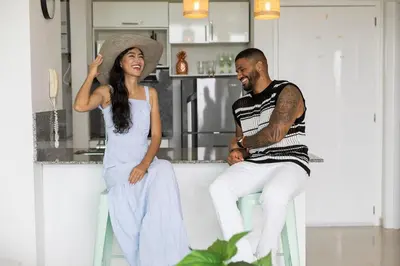a man and a woman sitting on a counter in a kitchen at 224 - Morros Epic Acceso Directo a Playa in Cartagena de Indias