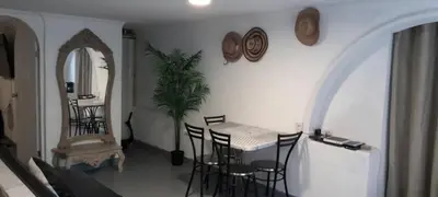 a dining room with a table and chairs and a mirror at apartamento 3 habitaciones totalmente equipado in Cartagena de Indias