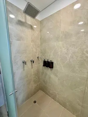 a shower with a glass door in a bathroom at Loft Vistas Mar. Crespo Piscina y Jacuzzi in Cartagena de Indias