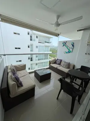 a living room with a couch and a table at Apto con playa, hotel y piscina in Santa Marta
