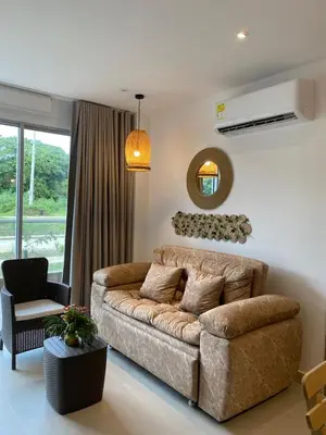 a living room with a couch and a mirror at Cartagena Baia kristal Getaway in Cartagena de Indias