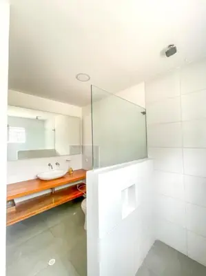 a bathroom with a glass shower and a sink at Espacioso Apto Moderno! Excelente Ubicación Norte de Barranquilla in Barranquilla