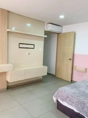 a bedroom with a bed and a dresser and a door at Espacioso Apto Moderno! Excelente Ubicación Norte de Barranquilla in Barranquilla