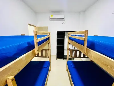 two bunk beds in a room with blue sheets at Apto con piscina a 7 min caminando de playa Bello Horizonte in Santa Marta