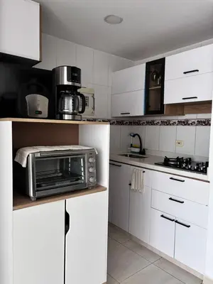 a kitchen with white cabinets and a toaster oven at Apartamento amoblado, cómodo y cerca de lo mejor de la ciudad in Cartagena de Indias