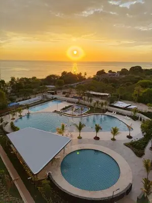 an overhead view of a pool with the sunset in the background at Apartamento con vista al mar y acceso a la playa in Santa Marta