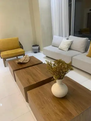 a living room with a couch and a table at CB Lujoso Apartasuit -Vista al mar-linda piscina-cerca al Aeropuerto in Cartagena de Indias