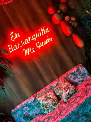 a neon sign that says anahuucilli mike chapel at Wow que vista!! Frente Ecoparque 7min CC Buenavista in Puerto Colombia