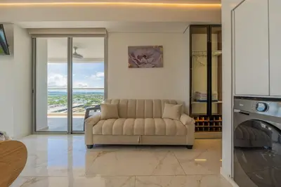 a living room with a couch and a washing machine at CB1530 Hermosa Suite en Crespo Vista 180º in Cartagena de Indias