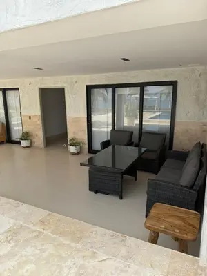 a living room with couches and a table at Cabaña Aledan in Coveñas
