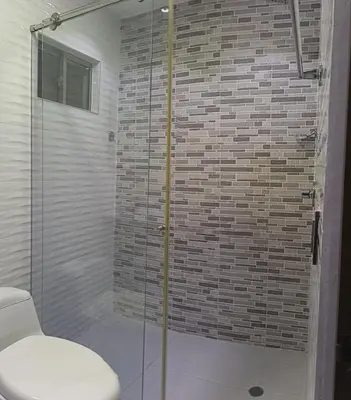a bathroom with a glass shower with a toilet at Apartamento para estrenar in Barranquilla