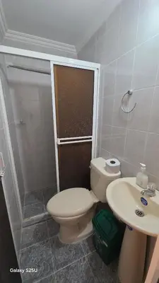 a bathroom with a toilet and a sink at Hermoso estudio cerca del Centro Histórico in Cartagena de Indias