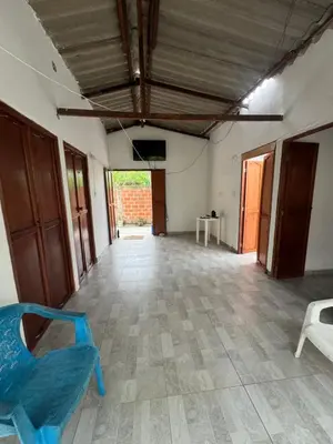 an empty room with a blue chair in the middle at Casa Campestre DONDE MAMI ENA in Galapa