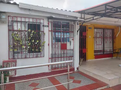 a building with red gates and a yellow door at Alojamiento independiente, sencillo y acogedor in Barranquilla