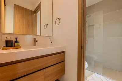 a bathroom with a sink and a shower at 1 k Baia Kristal lujoso y nuevo 2 alcobas Prive 2 in Cartagena de Indias