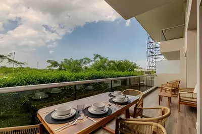 a balcony with a table and chairs with a view at 1 k Baia Kristal lujoso y nuevo 2 alcobas Prive 2 in Cartagena de Indias