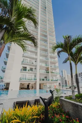 a statue of a bird in front of a large building at Vista Preciosa desde el piso 23 Apartamento frente al mar in Cartagena de Indias