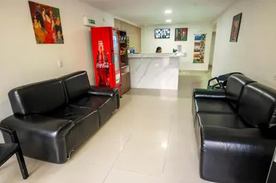 a waiting room with two black leather chairs and a counter at Hotel Serenity Inn in Cartagena de Indias