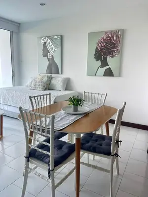 a dining room with a table and chairs and a bed at Apartamento en Cartagena cerca al hotel las Américas in Cartagena de Indias
