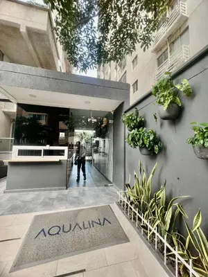 a sign on the side of a building with plants at Moderno apartamento con vista al mar en Cartagena in Cartagena de Indias