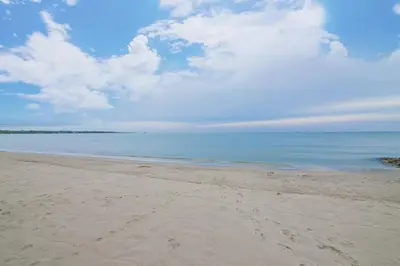 a sandy beach with the ocean in the background at Magico Apartamento Frente al Mar 3 Habitaciones CV41 in Coveñitas