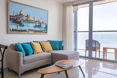a living room with a couch and a table at Hermoso Apto 2 Hab Piso 11 en Morros City in Cartagena de Indias