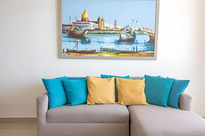 a couch in a living room with a painting on the wall at Hermoso Apto 2 Hab Piso 11 en Morros City in Cartagena de Indias