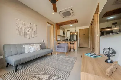 a living room with a couch and a kitchen at Ubicación soñada en Cartagena | Apartamento premium en Baia Kristal in Cartagena de Indias