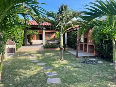 a courtyard with palm trees in front of a house at Tu paraíso frente al mar te espera en Santa Verónica in Tubará
