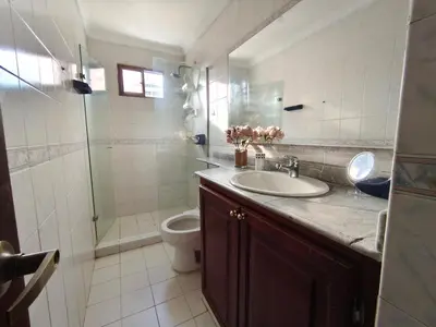 a bathroom with a sink and a toilet and a shower at Comodo apartamento cerca al aeropuerto y la playa in Cartagena de Indias