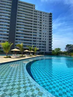 a large swimming pool in front of a tall building at Aparta Suite en Santamarina - Escápate al Caribe in Santa Marta