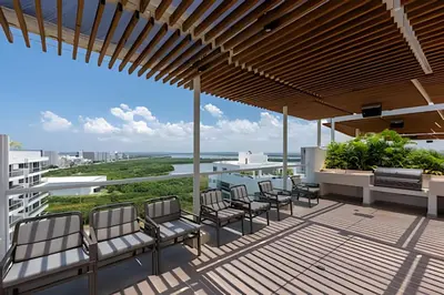 a balcony with chairs and a view of the ocean at Lujoso apartamento con jacuzzi - Dominique in Cartagena de Indias