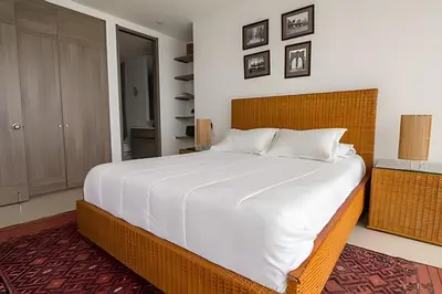 a bedroom with a large bed with white sheets at Lujoso Apto de 1 Habitación en Piso 14-Morros City in Cartagena de Indias