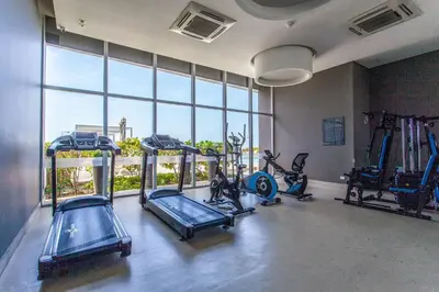 a gym with several treadmills and elliptical machines at Lujoso Apto de 2 Hab en Piso 14 Morros City in Cartagena de Indias
