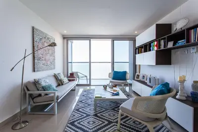 a living room with a couch and a table at Lujoso Apto de 2 Hab en Piso 14 Morros City in Cartagena de Indias