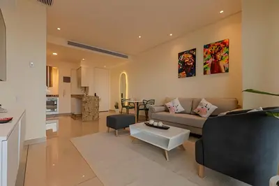 a living room with a couch and a table at Lujoso apto de 1 hab en piso 15 Edificio H2 in Cartagena de Indias