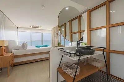 a bathroom with a sink and a mirror in a room at Lujoso Apto de 2 habitaciones en piso 15 in Cartagena de Indias