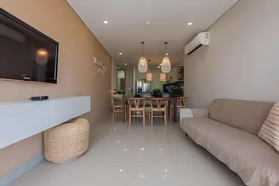 a living room with a couch and a table at Lujoso Apto de 2 habitaciones en piso 16-Infinitum in Cartagena de Indias