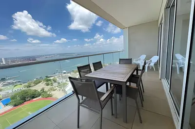 a dining room with a view of the ocean at Lujoso Apto de 1 Habitación en Piso 17 -H2 Hyatt in Cartagena de Indias