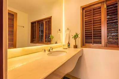 a bathroom with a sink and a mirror at Casa de 3 Hab en la Ciudad Amurallada con Piscina in Cartagena de Indias