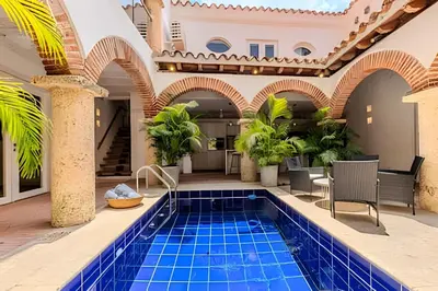 an indoor pool in a building with a swimming pool at Casa Bóvedas - Paraíso de 5 habitaciones in Cartagena de Indias